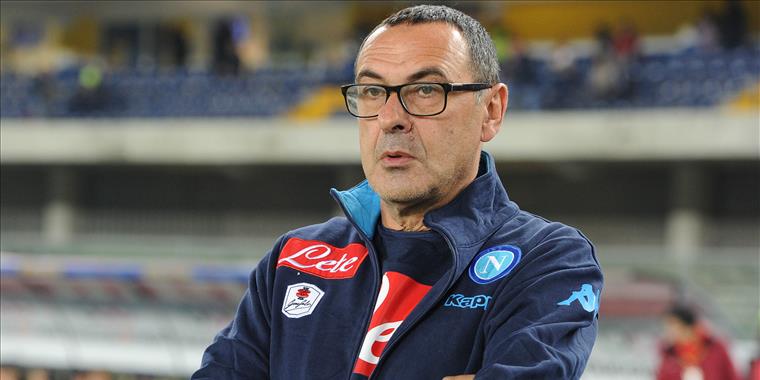 Sarri: «Non voglio domande con dentro la parola Juventus, domani rischiamo l’osso del collo. Orgoglioso che Guardiola parli del Napoli»