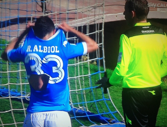 Napoli-Verona 3-0/ Albiol per entrare nella cover band dei Village People di Forcella improvvisa uno spogliarello