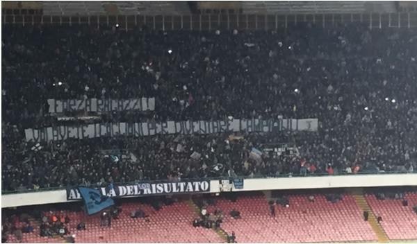 Striscione in curva B per incoraggiare gli azzurri prima di Napoli-Chievo