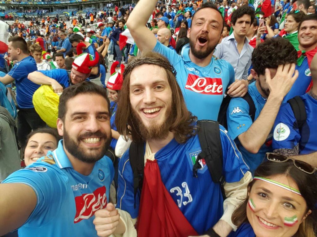 Allo stadio Saint Denis il “devi vincere” dei napoletani guida il tifo per l’Italia