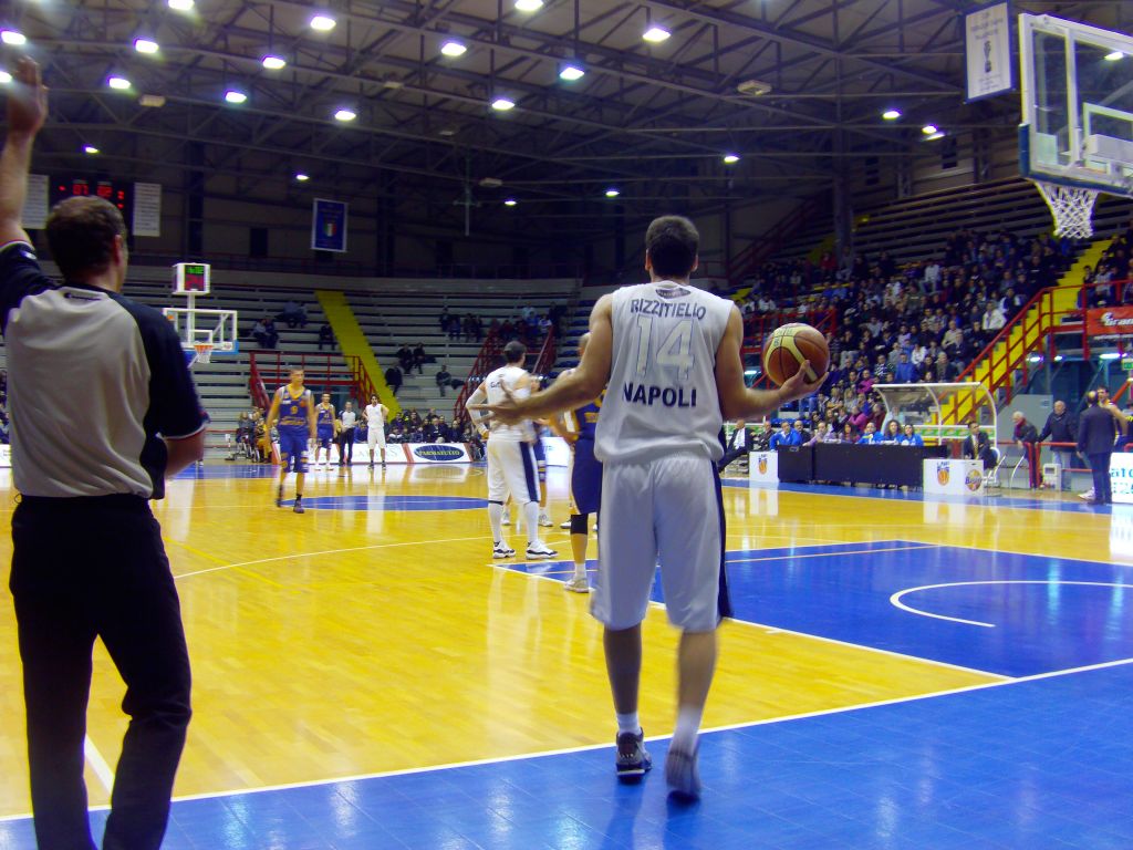 Il basket a Napoli aspetta un mister X che lo salvi