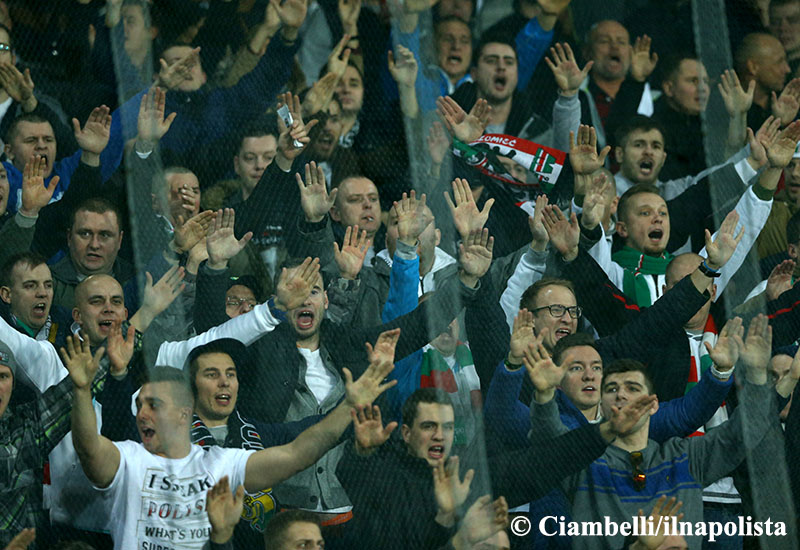 Le due tifoserie (Napoli e Legia) a confronto nelle foto