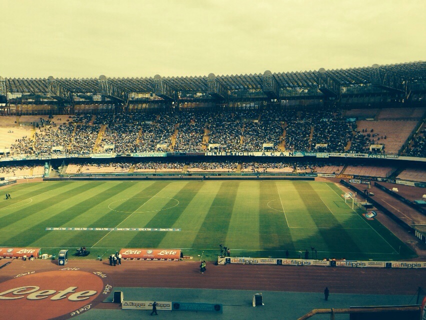 In curva A striscione contro i tifosi occasionali che hanno riempito il San Paolo per Napoli-Fiorentina