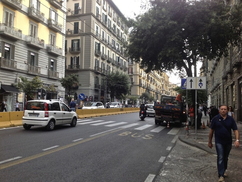 Alla festa dello shopping natalizio a Napoli manca corso Umberto ex strada nobile del commercio