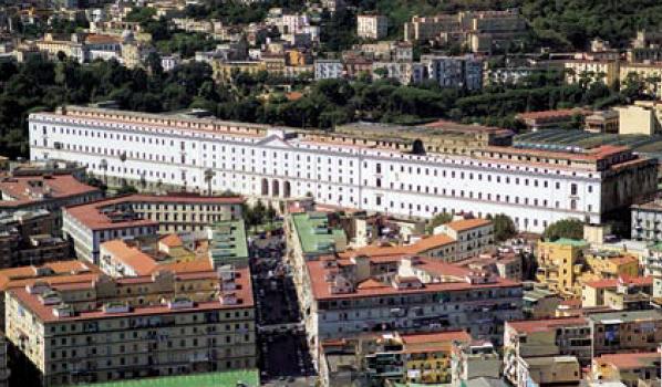 Napoli, l’Albergo dei poveri torna alle origini: accoglierà i senzatetto (e i loro animali). Il Comune lancia l’accoglienza partecipata dei cittadini