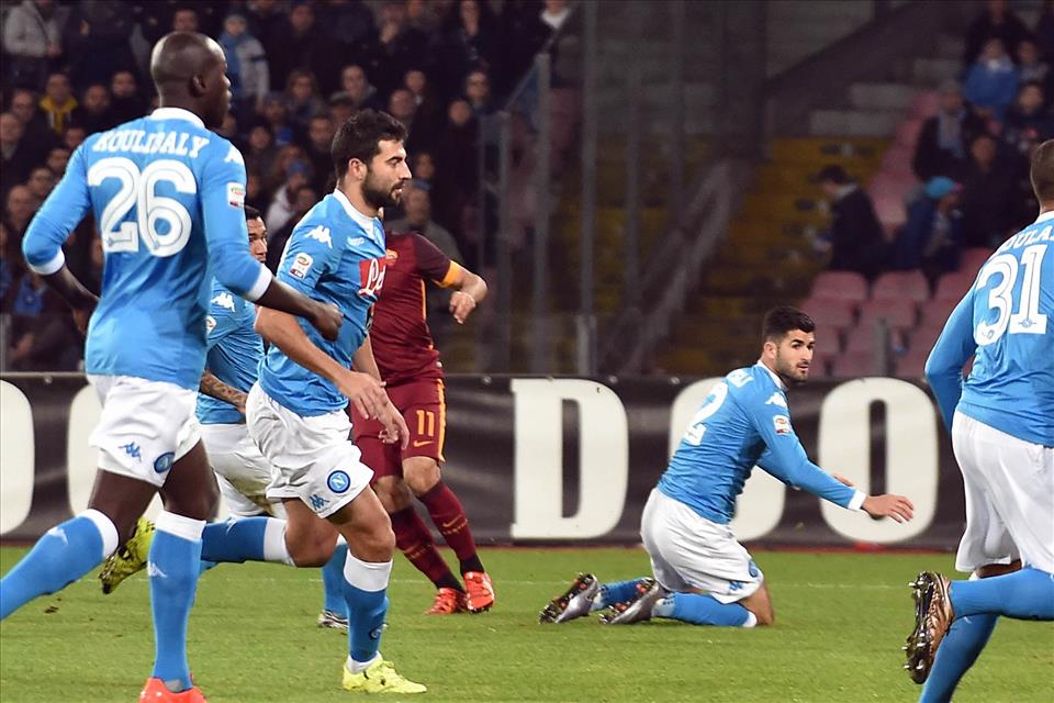 Le pagelle improbabili di Napoli-Roma/ Albiol cosí monumentale che al  60′ rimane immobile. Jorginho con ancora i tortellni di Bologna sullo stomaco