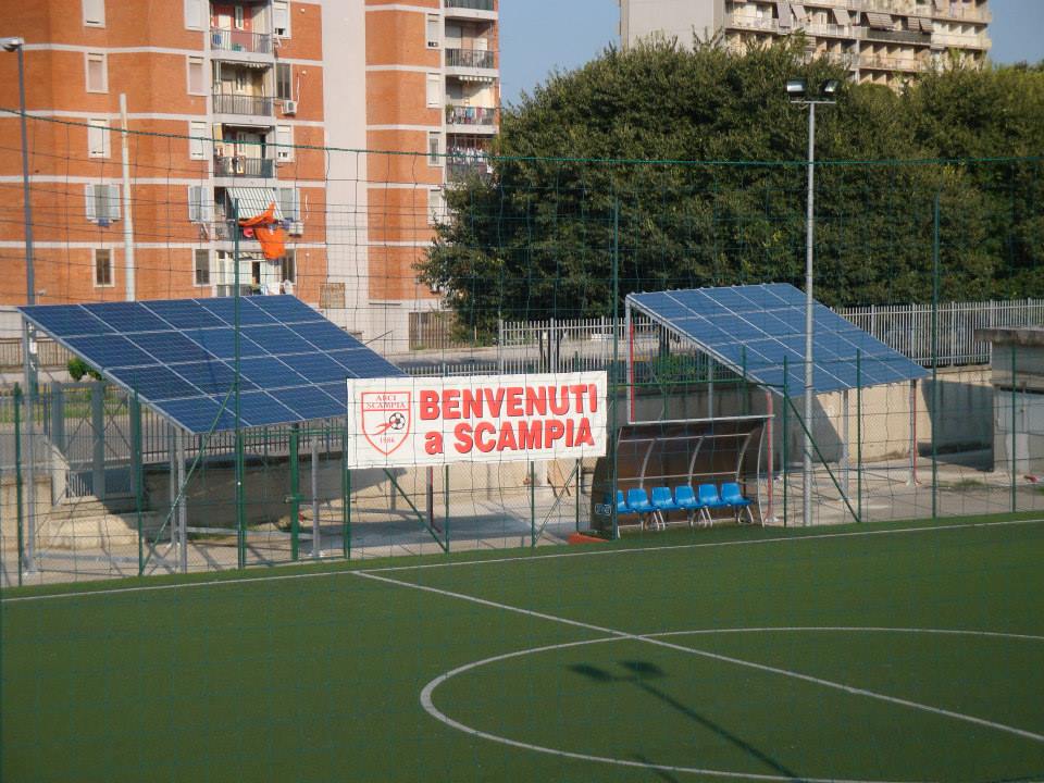 I ragazzi di Scampia accolgono la Boldrini: «Se si impegnano nello sport, sono più protetti»