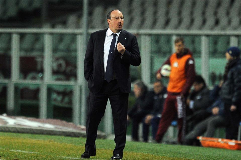 Benitez: «Ero arrabbiato, ora sono tranquillo. Siamo la quinta squadra che subisce meno gol su calcio piazzato. Mauro? Un tifoso della Juve, ops Napoli, può parlare di golf o di politica»