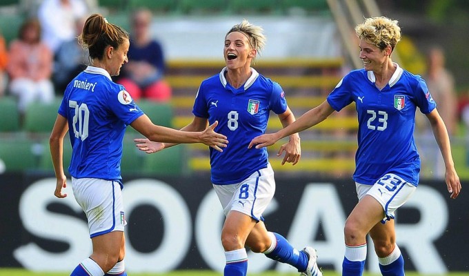 Se il calcio femminile italiano provasse a sfruttare l’onda mediatica delle “quattro lesbiche”