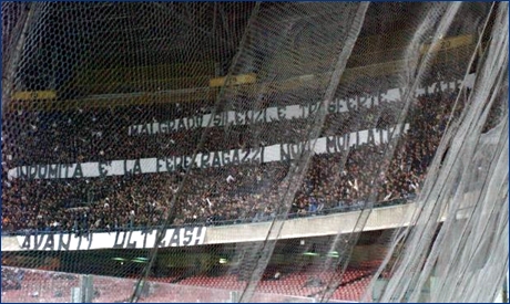 La Procura di Napoli fotografa il tifo organizzato in curva: «La partita è solo un pretesto, le loro attività sono bagarinaggio, spaccio e continue violenze»