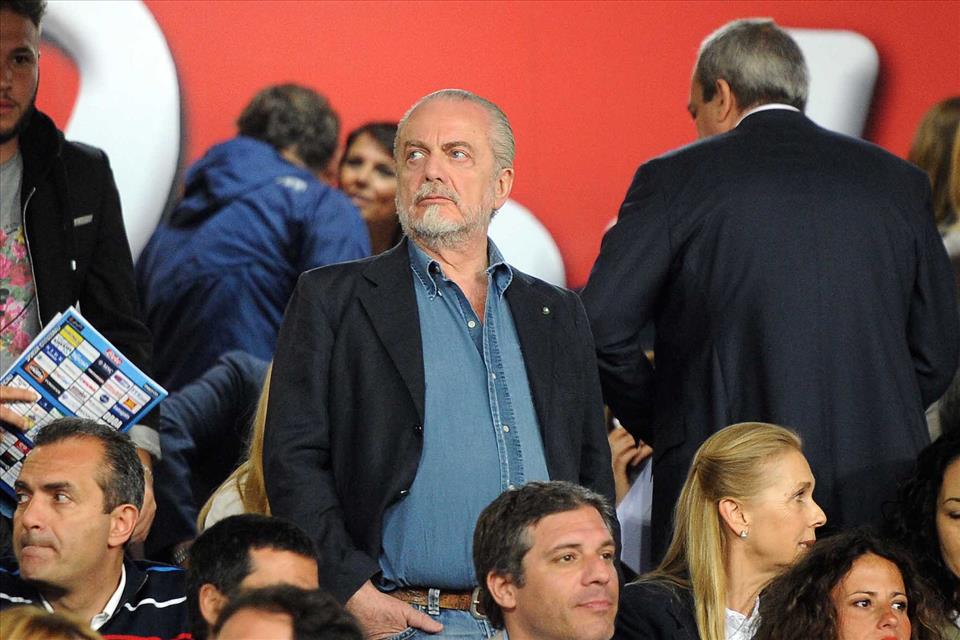 Striscioni di protesta contro il presidente De Laurentiis al San Paolo