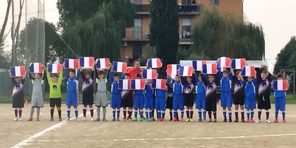 I bambini della scuola calcio dell’Empoli rendono omaggio alle vittime di Parigi