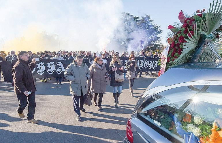 Il mondo ultras si ritrova al funerale di Jackie lo juventino. L’omaggio granata: «Il calcio di oggi non merita le nostre fatiche»