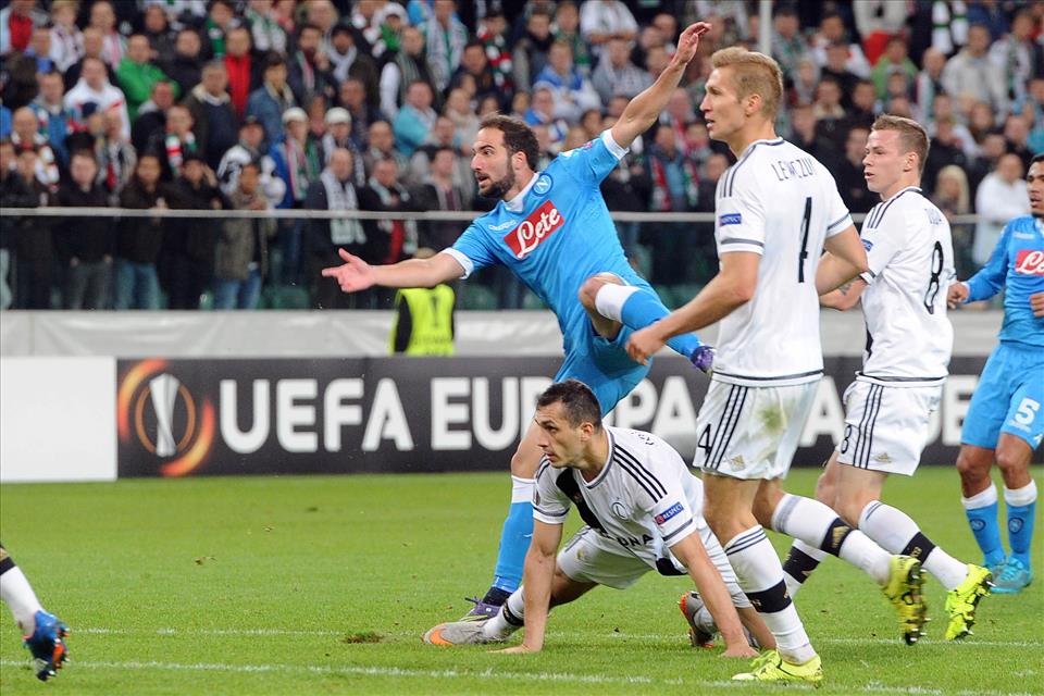 Legia-Napoli 0-2 mammtweet / Stasera tornando a casa menate una seggiata ai vostri figli e dite: «Questa è la seggiata di HIGUAIN!»