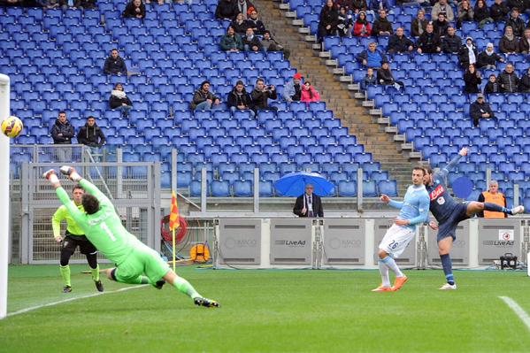 Higuain segna, Albiol e Koulibaly proteggono: un Napoli perfetto in difesa batte la Lazio 1-0