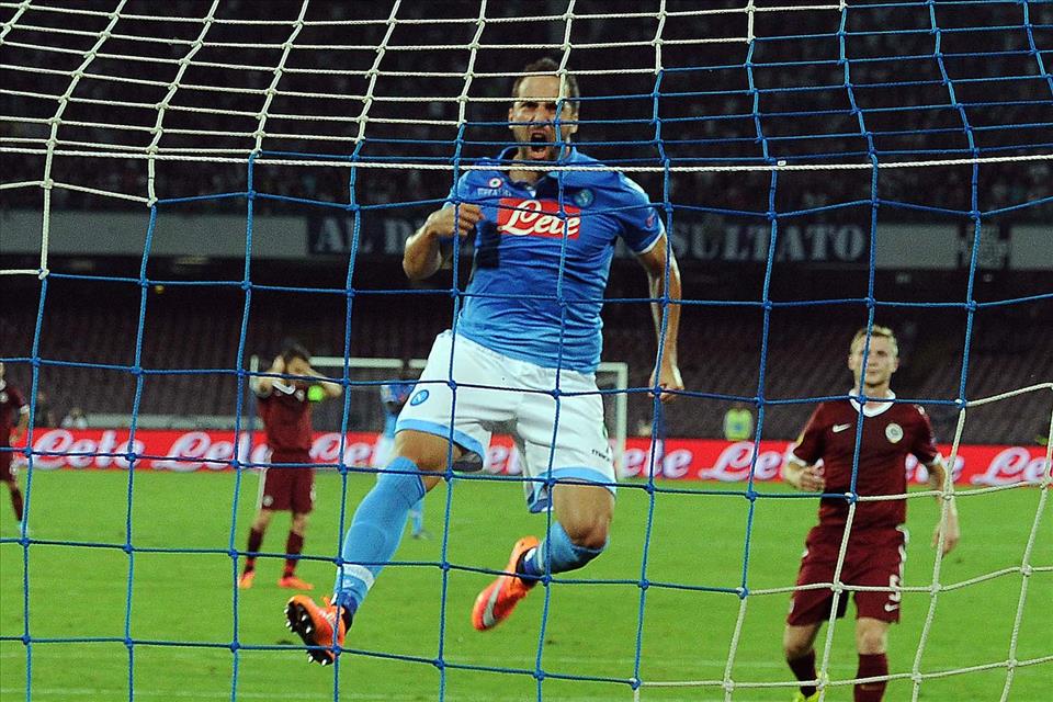 Il Napoli è tornato: 3-1 al Chievo, il solito Higuain e un gol all’olandese