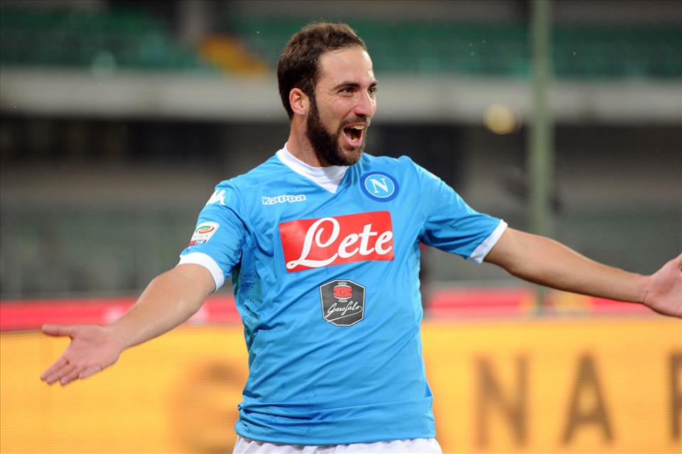 Il Napoli domina e batte il Chievo con un gol di Higuain alla Giordano: secondo posto in classifica