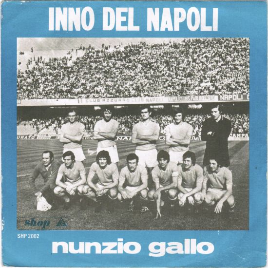 “Un giorno all’improvviso” è un coro. Napoli non si è mai affezionata a un inno (il nostro resta ’O surdato ’nnammurato”)