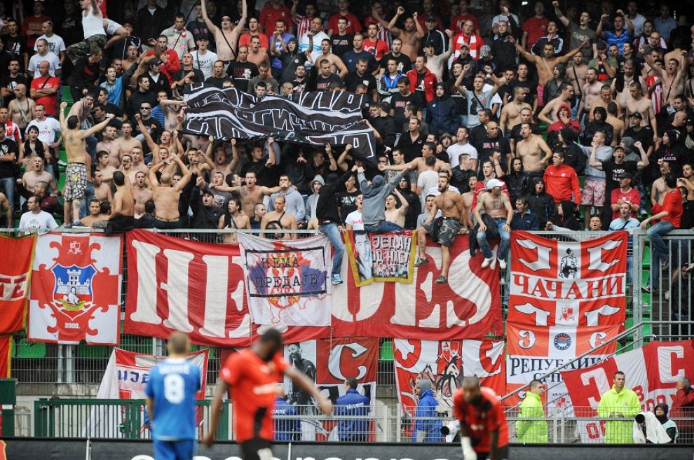 Scontri in Serbia, muore un tifoso della Stella Rossa. Rinviato il match contro il Borac