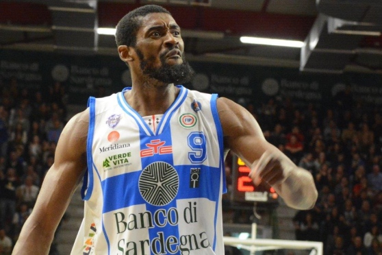 Buu razzisti a Lawal nella finale di basket. Il presidente di Sassari: «La prossima volta abbandoneremo il campo»