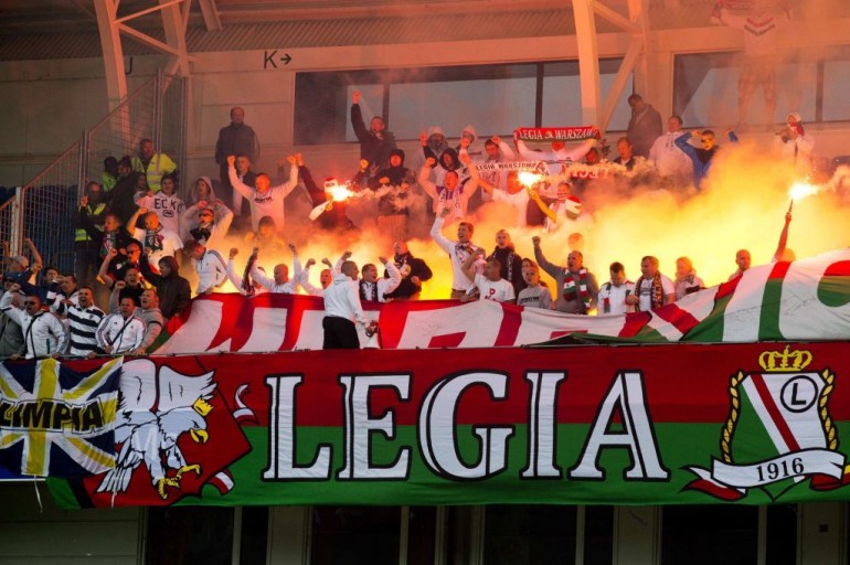 Gli scontri tra napoletani e supporter del Legia: 16 arresti, 14 feriti (di cui 9 agenti). C’erano anche bulgari gemellati coi napoletani