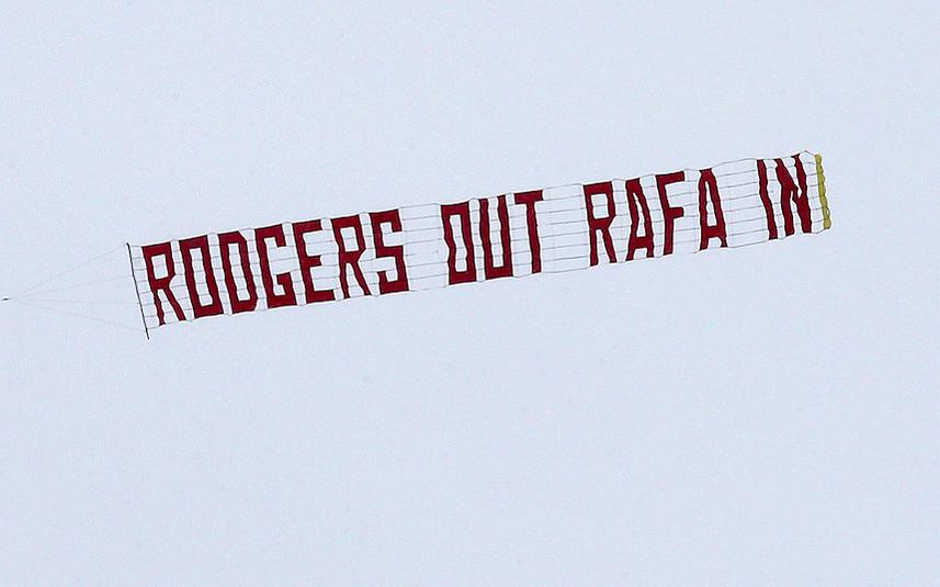 E intanto a Liverpool, sopra Anfield, un aereo con la scritta: “Rodgers out, Rafa in”