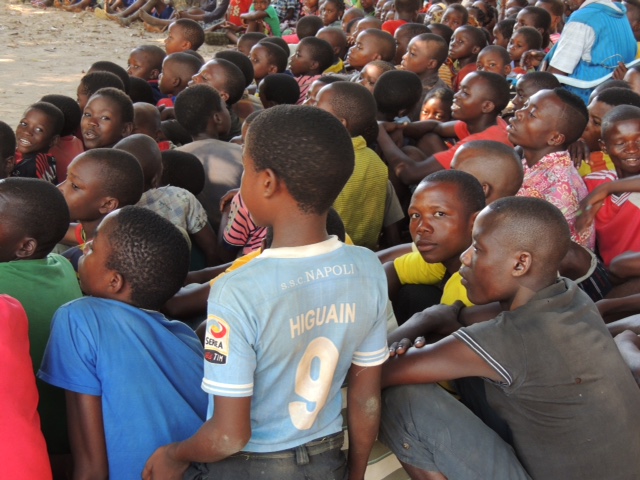 Tra i bambini in Mozambico spunta una maglietta del Napoli di Higuain