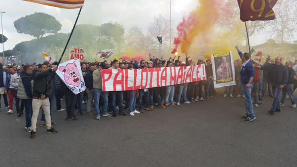 La protesta all’esterno dell’Olimpico degli ultrà della Roma: “Pallotta maiale”. Non manca chi si dissocia