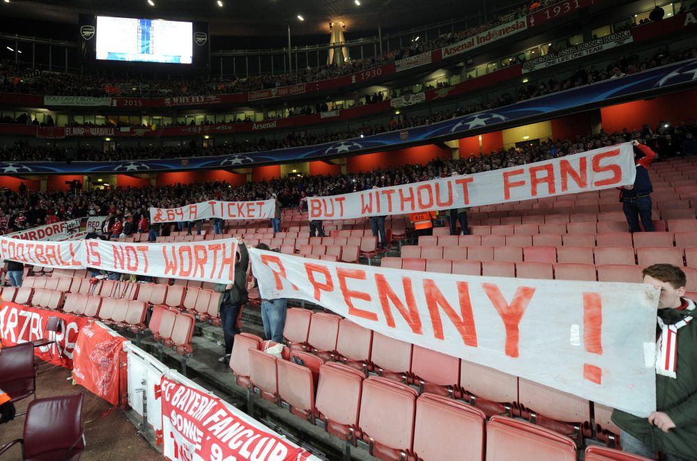 La protesta dei tifosi del Bayern contro il caro biglietti in Champions