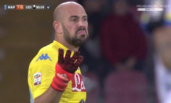 Napoli-Udinese 1-0 / Premio della critica a Reina: la sua faccia di disappunto per i 4 minuti di recupero concessi dall’arbitro entrano nella storia del Napoli