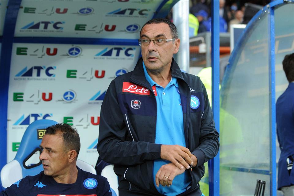 È un Napoli-show: 5-0 alla Lazio. In un San Paolo semivuoto, Sarri impartisce una lezione di calcio a Pioli