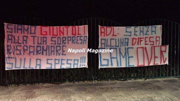 A Castel Volturno striscioni contro De Laurentiis: compare la scritta Game over