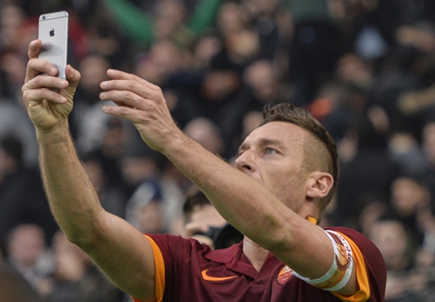 Viva Totti, ma ormai il pallone è oscurato dalle chiacchiere