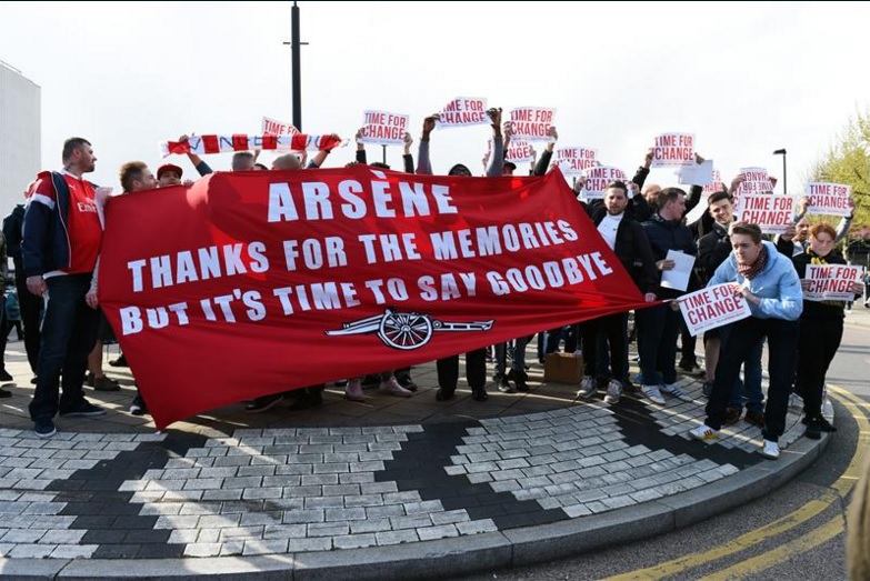 I tifosi dell’Arsenal contestano Wenger: «È ora di cambiare». E lui attacca l’ambiente