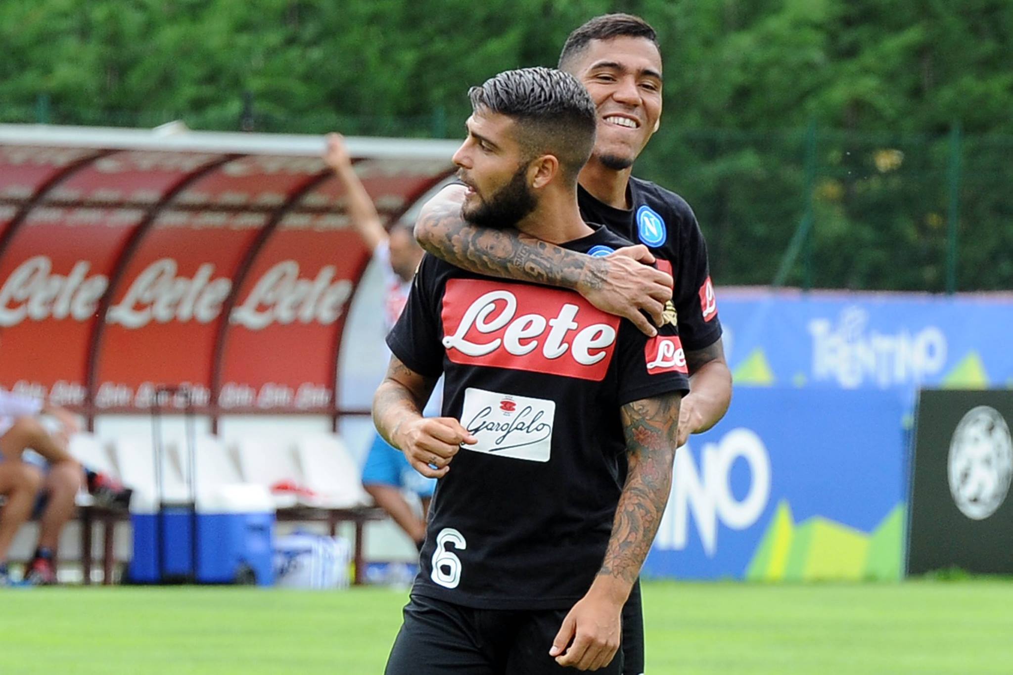 Napoli-Entella 5-0, azzurri double face. Magia di Insigne, vittoria col sorriso