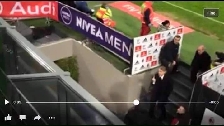 Mancini espulso, esce dal campo e fa il dito medio ai tifosi del Milan. Poi reagisce male alle interviste a Mediaset