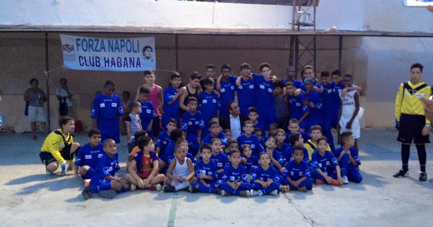 Il video dei bambini cubani del club Forza Napoli Habana che cantano “Un giorno all’improvviso”