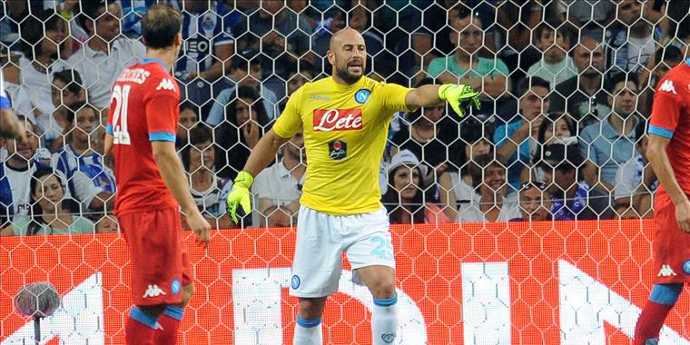 I numeri dicono che la difesa del Napoli è la meno impegnata del campionato. E che Reina para meno di Buffon