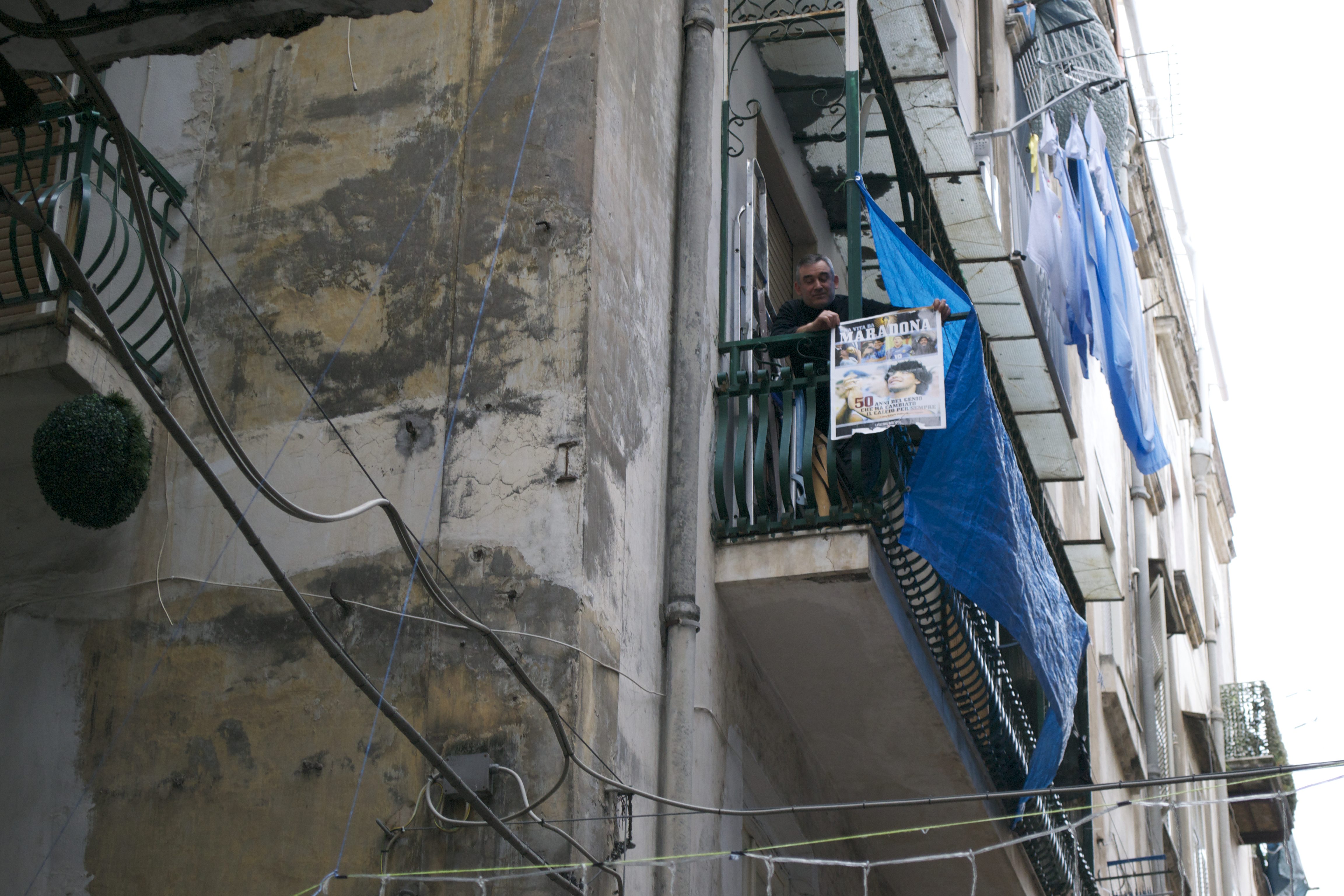 Napoli, Murales Maradona. La gente dei Quartieri porta i santini