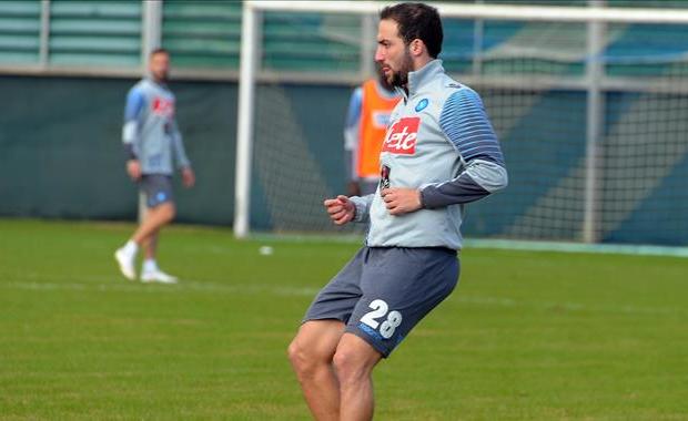 Napoli-San Vito Positano in corso, Higuain esce dal campo zoppicante