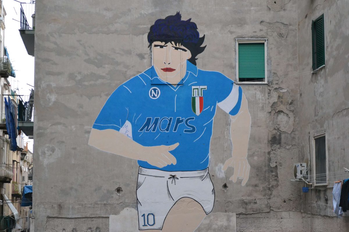 VIDEO/ Nápoles, el mural de Maradona terminò. El propietario: «No abriré jamas la ventana hasta mayo»