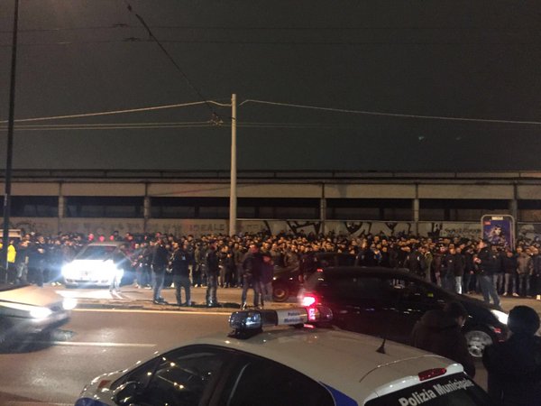 Duemila tifosi del Napoli a Capodichino per accogliere gli azzurri