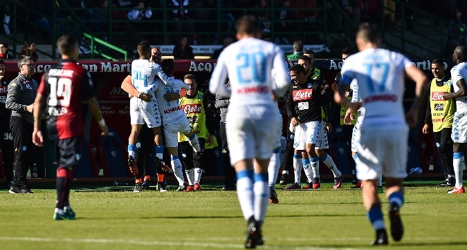 Un Napoli da favola, 5-0 al Cagliari: tre volte Mertens, Hamsik e Zielinski