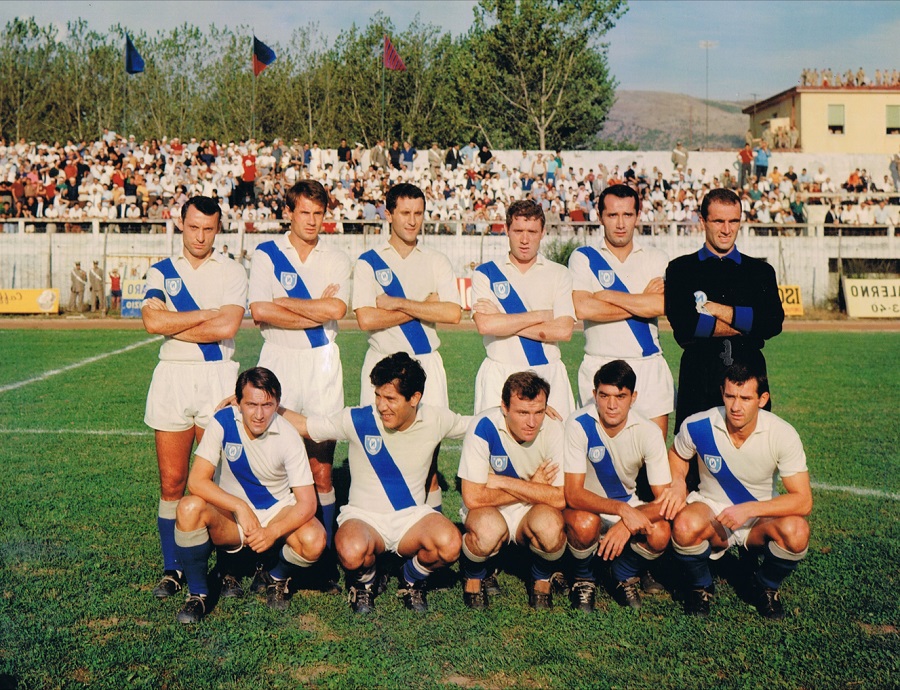 La maglia bianca con banda azzurra del Napoli e la mancanza di rispetto per il passato