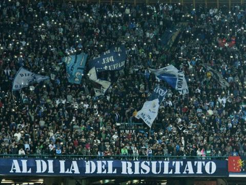 Il regalo degli ultras della Curva B ai ragazzi aggrediti: un pallone firmato dai calciatori del Napoli