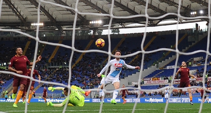 Roma-Napoli 1-2, doppio Mertens e sofferenza finale: giallorossi a -2