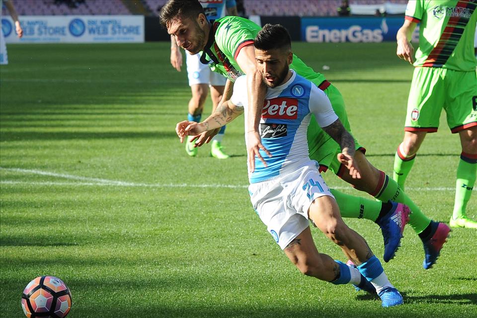 Napoli-Crotone 3-0, pagelle / Hamsik fa Pitagora. Insigne alterna matematica e pittura