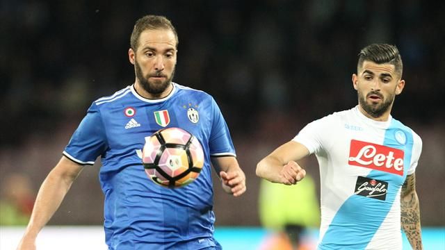 ‘A vecchia zoccola scennette ô san Paolo a ffà catenaccio (in maglia azzurra)