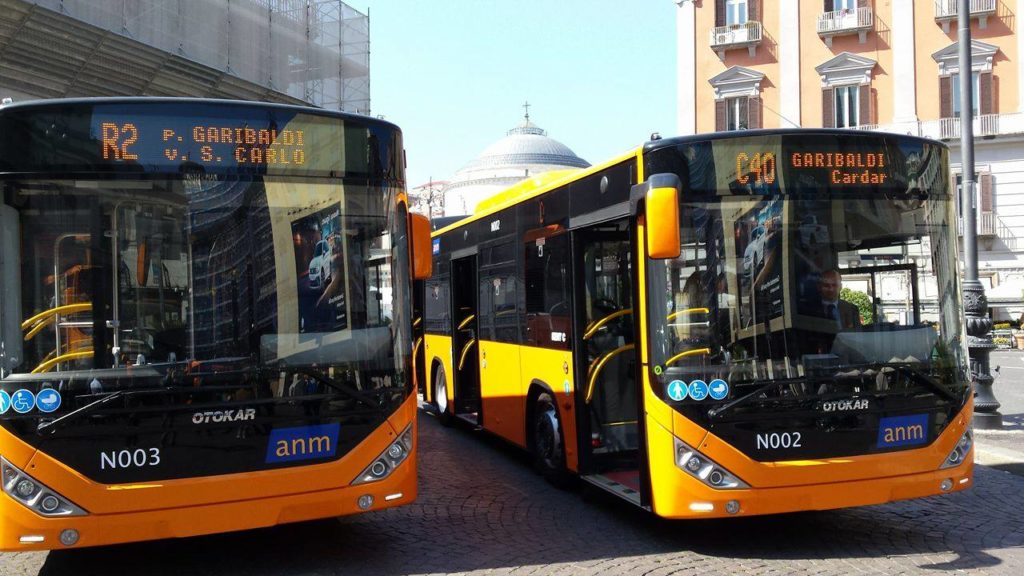 Repubblica: trasporti a Napoli, bus semivuoti, attese disciplinate, distanziamento e mascherine