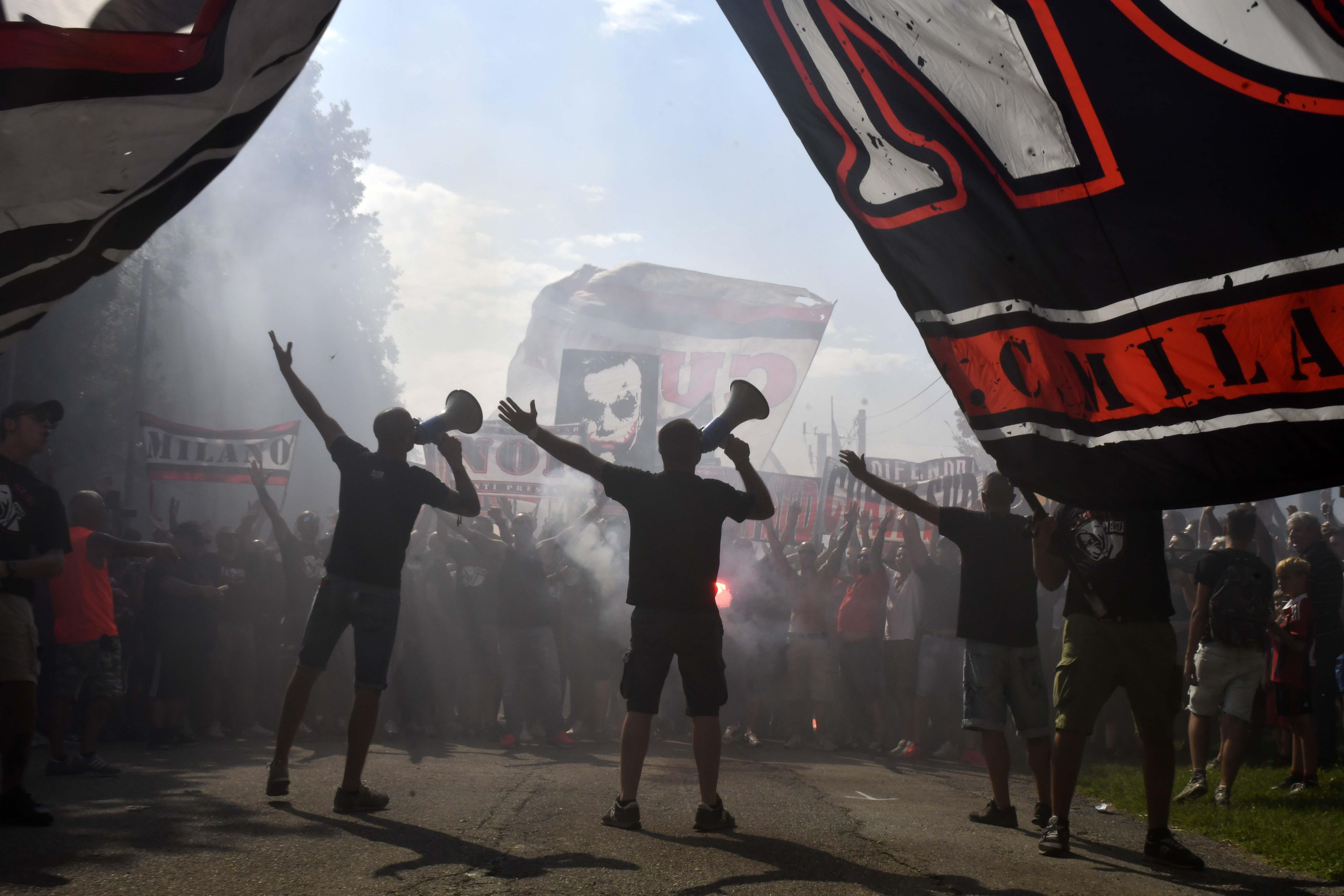 Basta il mercato a orientare le tifoserie: festa per 5mila a Milanello, in 15 per l’Inter